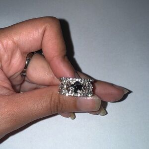 Elegant Silver and Black Women's clover Ring